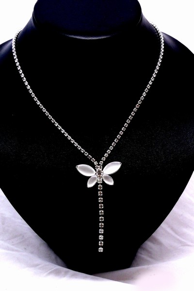 štrasový náhrdelník s bílým motýlkem 099138