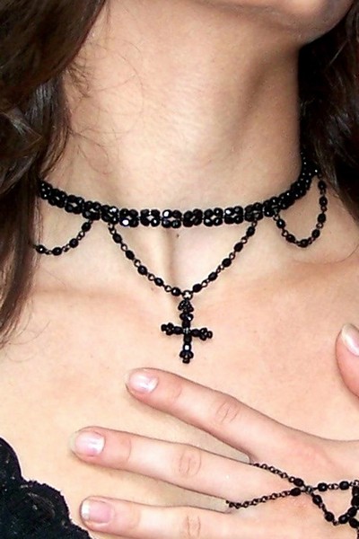 černý náhrdelník s křížkem H68-60