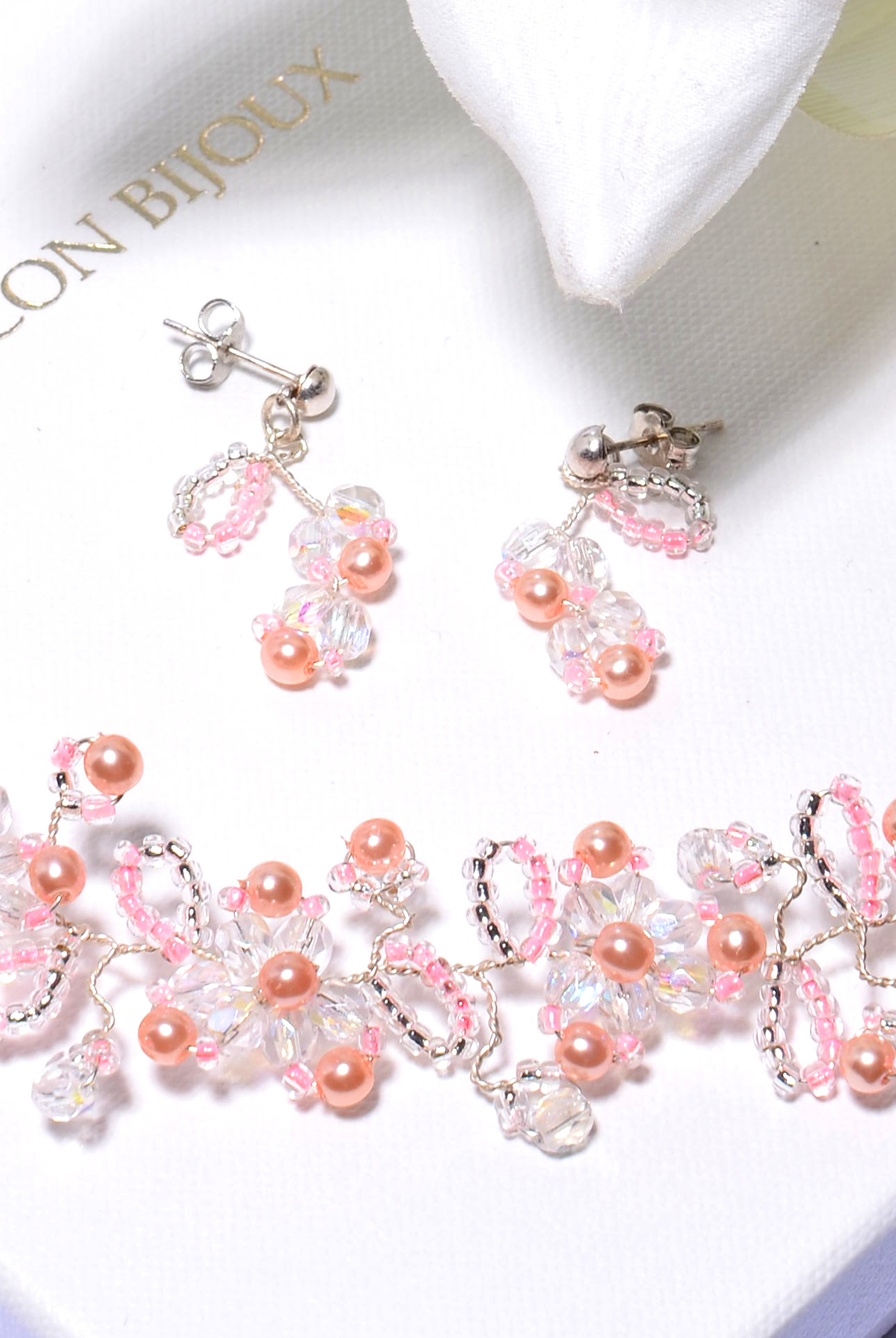 růžový náhrdelník  z broušených korálků s naušnicemi