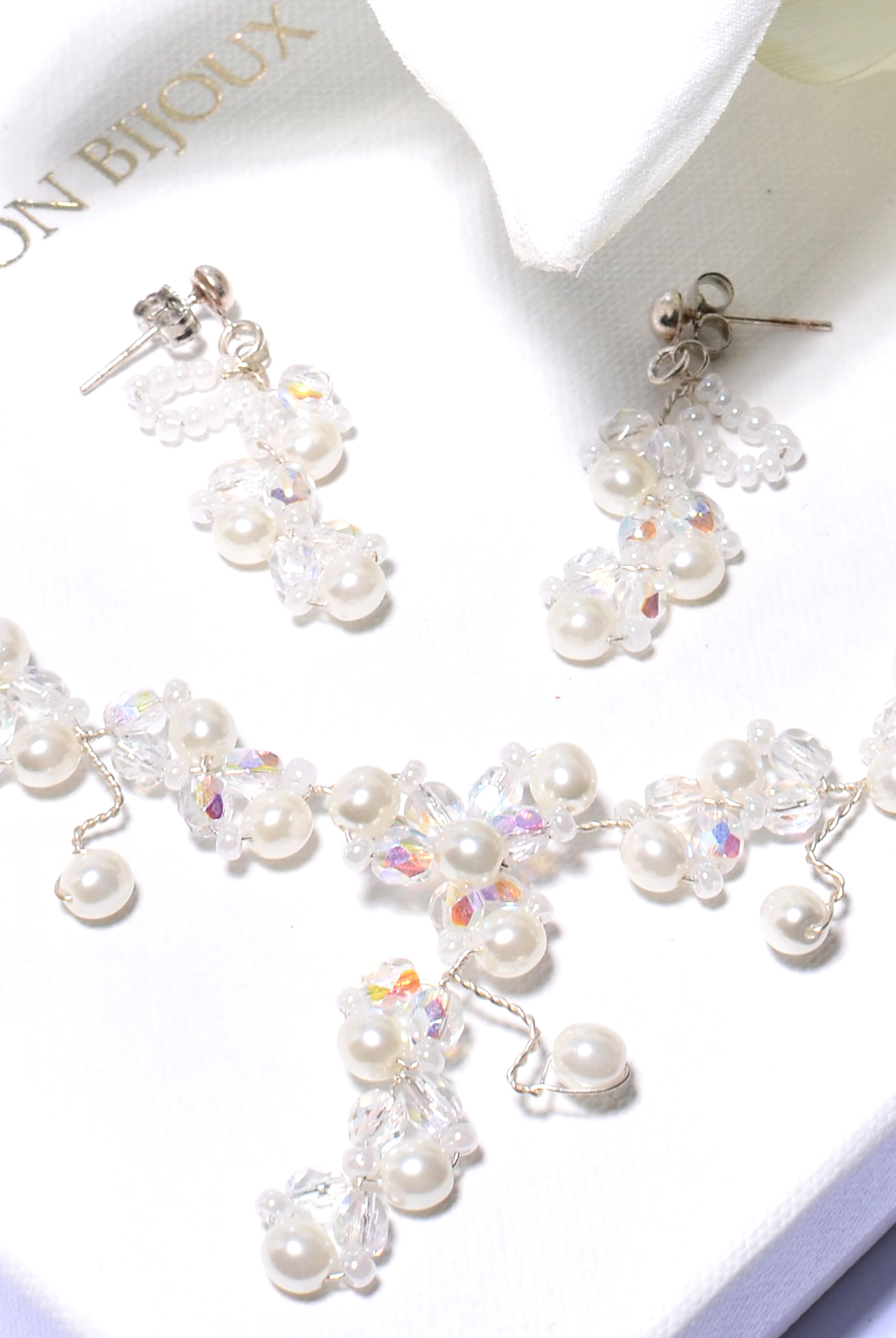 bílý náhrdelník z broušených korálků s perličkami s naušnicemi