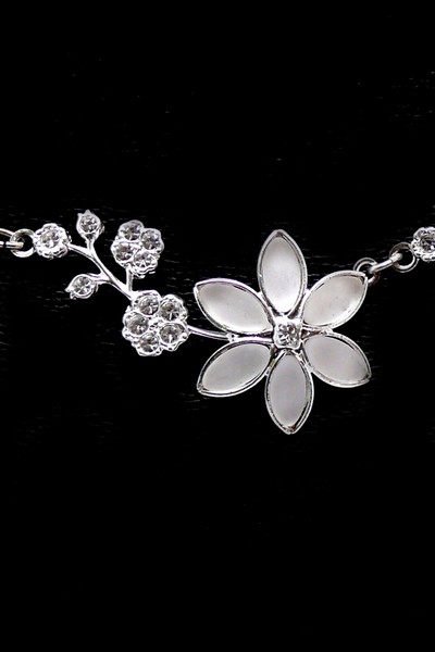 květinový bílý litý náhrdelník