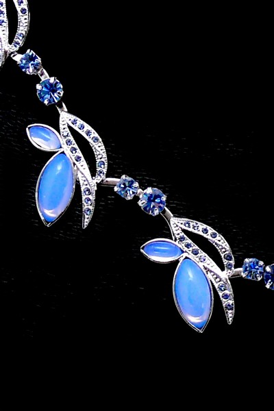 litý modrý náhrdelník