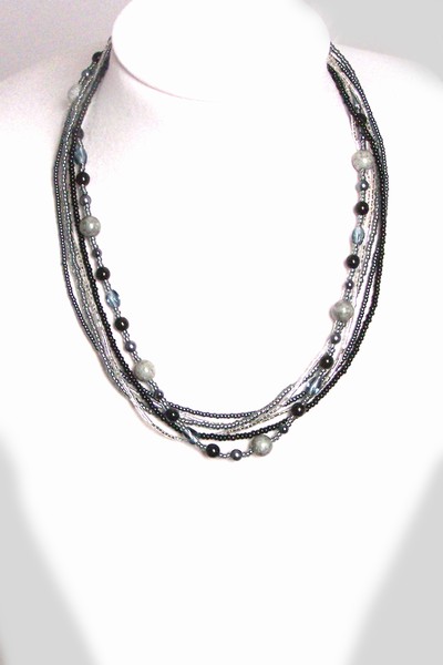 šedý náhrdelník