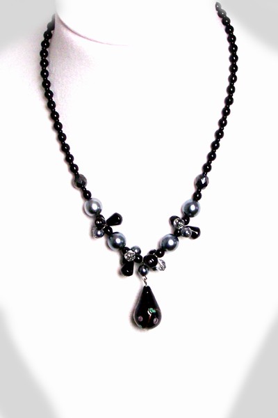 černý náhrdelník 
