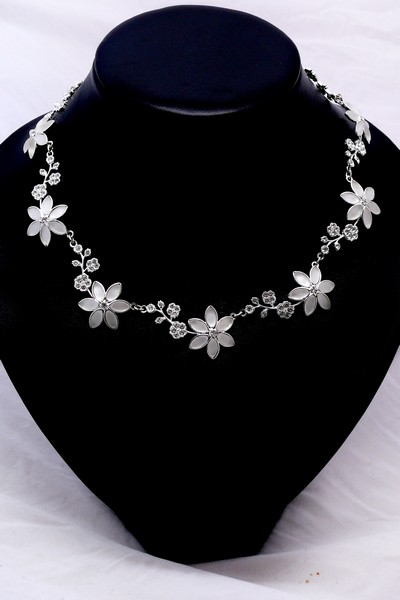 květinový bílý litý náhrdelník 004221
