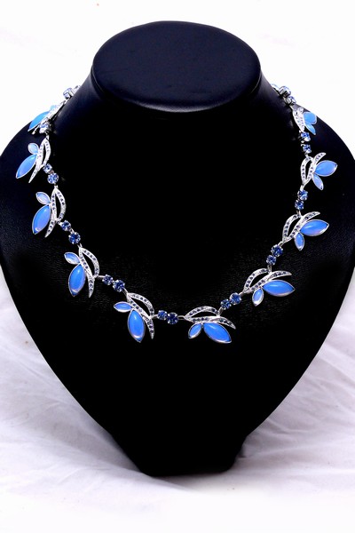 litý modrý náhrdelník