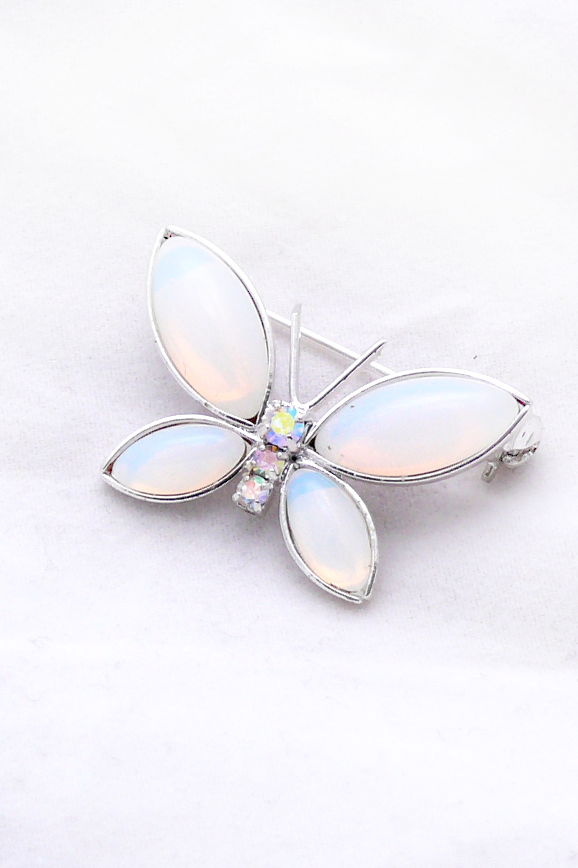 bílý opál- brož motýl 001144-AB