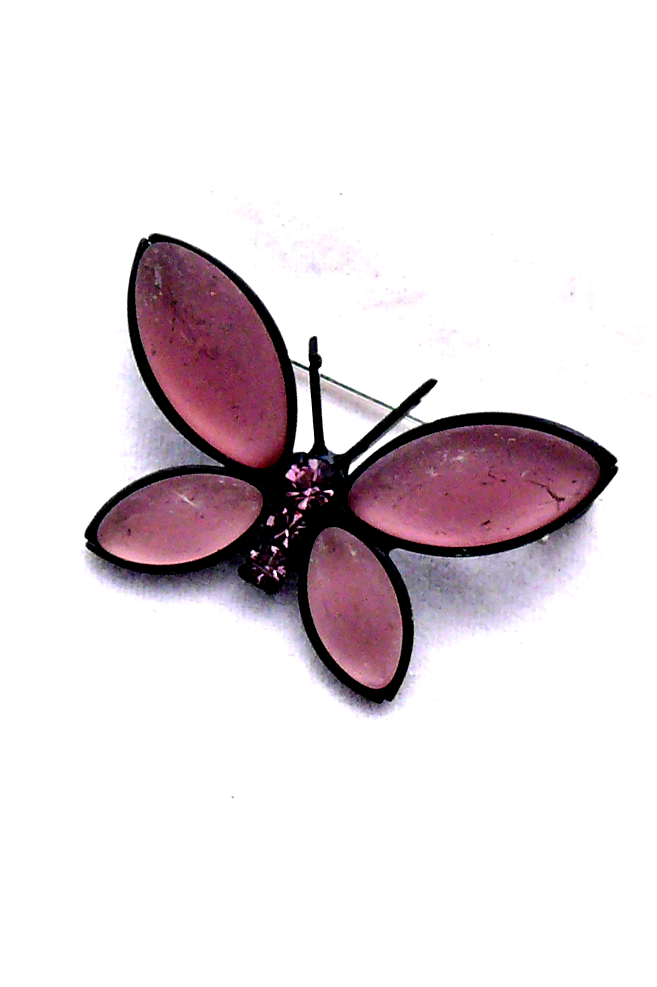 fialová litá brož motýl
