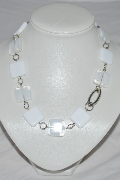bílý náhrdelník