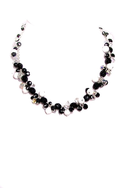 černobílý náhrdelník