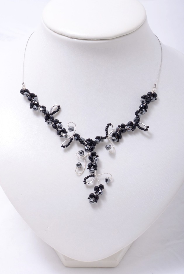 černý náhrdelník  z broušených korálků