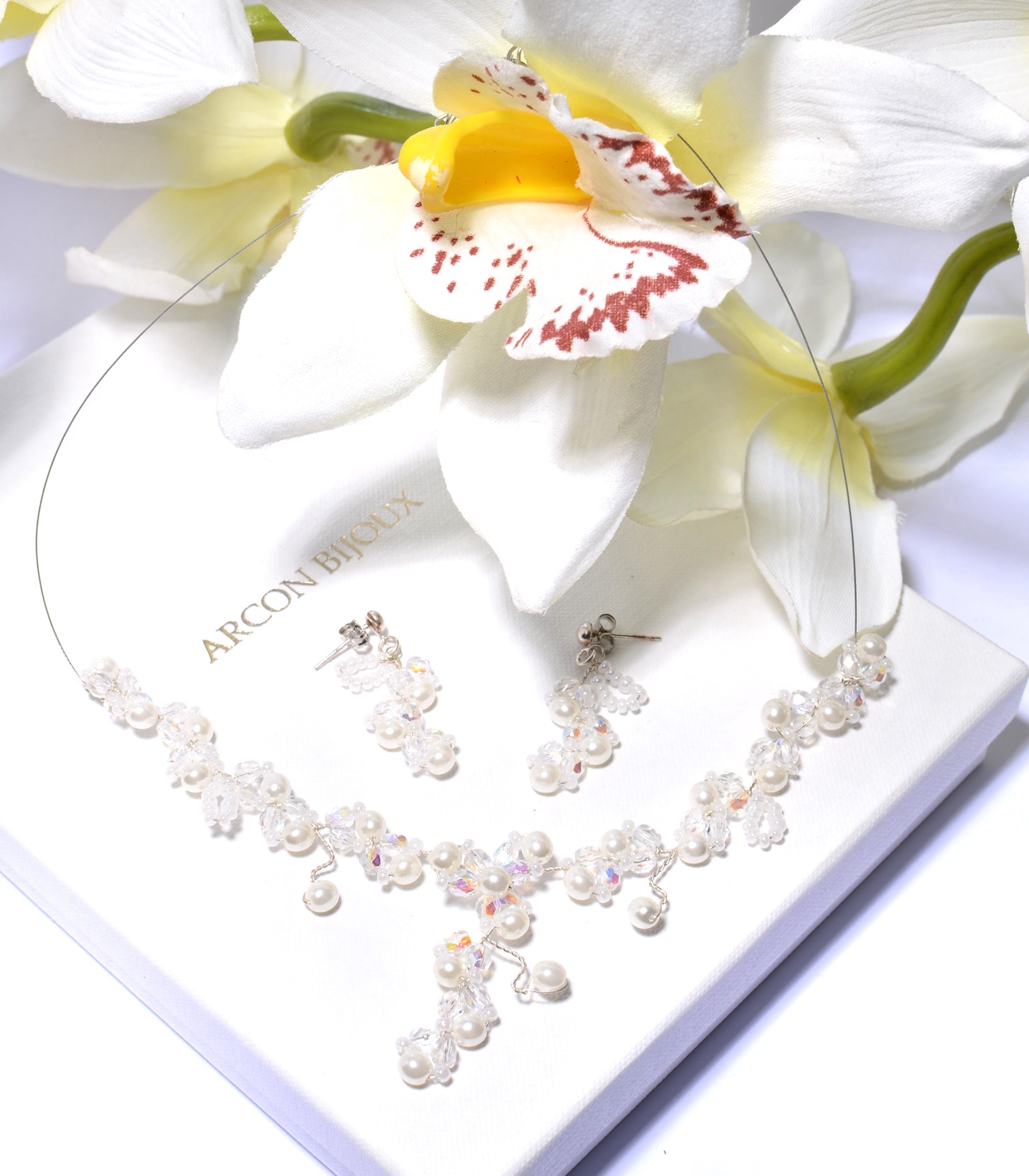 bílý náhrdelník z broušených korálků s perličkami s naušnicemi SETH610-105