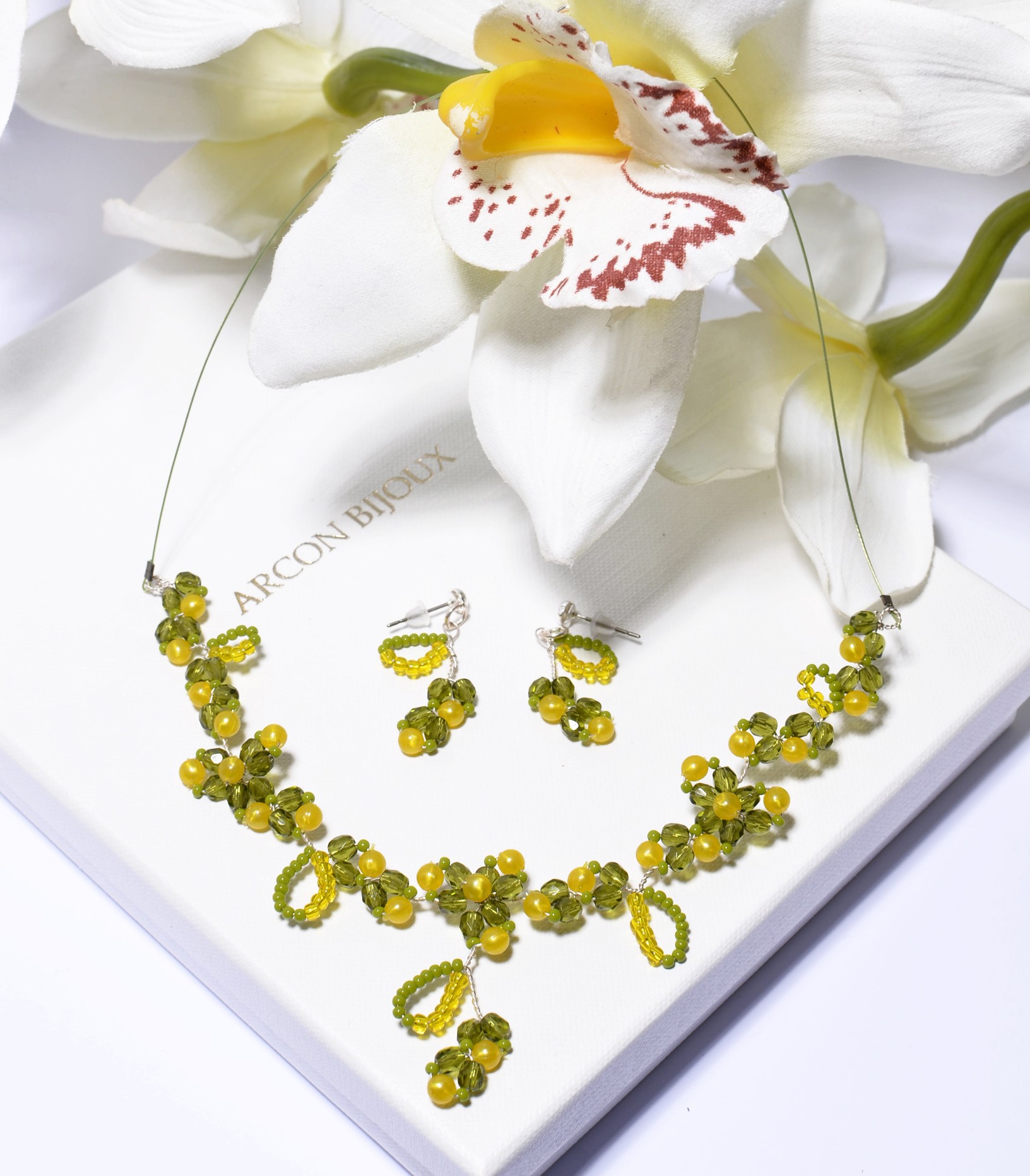 žluto-zelený náhrdelník s naušnicemi