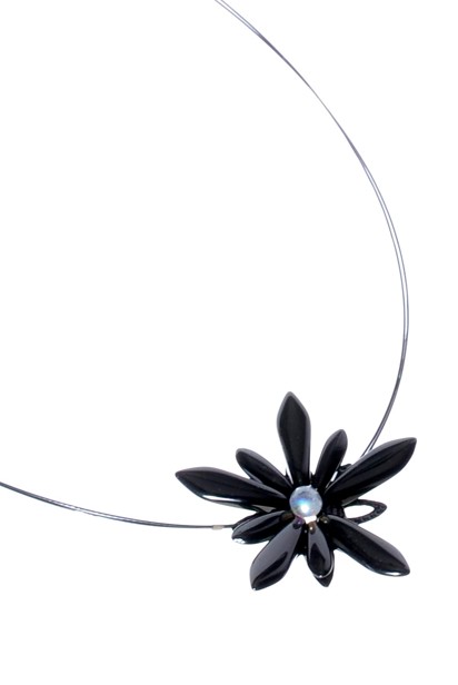 černý náhrdelník květ