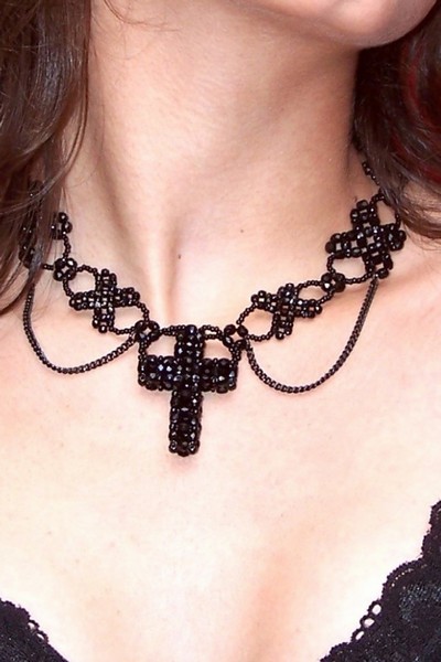 černý náhrdelník s křížkem