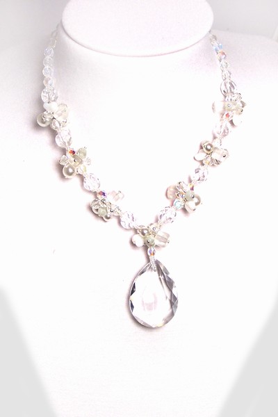 bílý náhrdelník